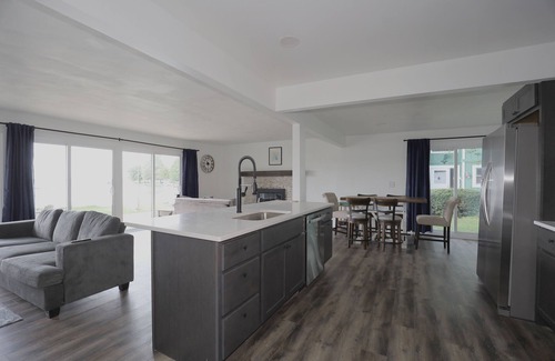 Shelbyville Cottage | Lucky Catch Cottage 4 bedroom/2 bathrooms with AC on Gun Lake