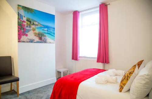 Barrow-in-Furness House | Lucky Home 15 - Ideal for Trade & Family - 2 Bedrooms - 2 Beds - Max 4 Guests - Close to BAE, Docks, Lake District, Beaches