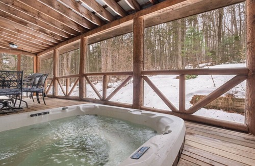 Wardsboro Cabin | Lucky Log Cabin- Hottub fireplace 12min to Mt Snow