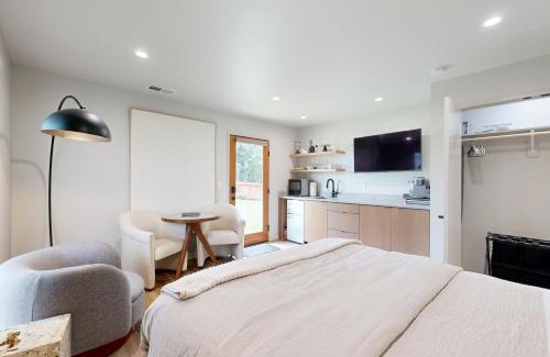 Myrtle Creek Apartment | Lucky Strike Suite on the River