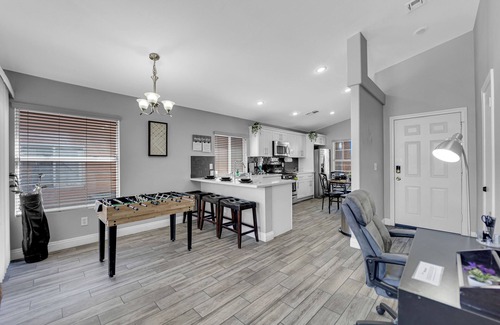 Las Vegas House | Lucky vacation with putting green King/Queens beds