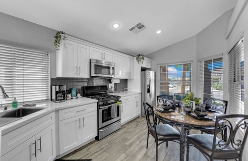 Las Vegas House | Lucky vacation with putting green King/Queens beds