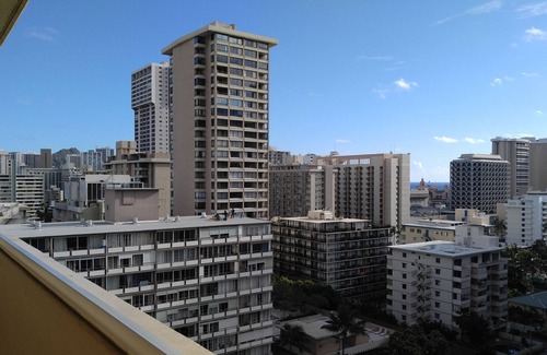 Waikiki Condo | Lucky you! 2 Bedrooms, Large Lanai, Stunning Mountain Views, Pool, Parking, W/D