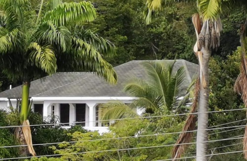 St. Peter's House | Lucy's Sunshine Villa Palm Loop, Spacious 3 Bed 2 Bathroom,