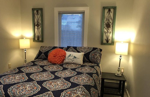 Ludlow House | Ludlow Village Guest House - prime location on ski shuttle, walk to restaurants