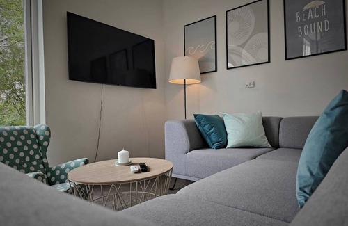 Kaldred House | Luksuriøst Sommerhus med Stor Have i Kaldred