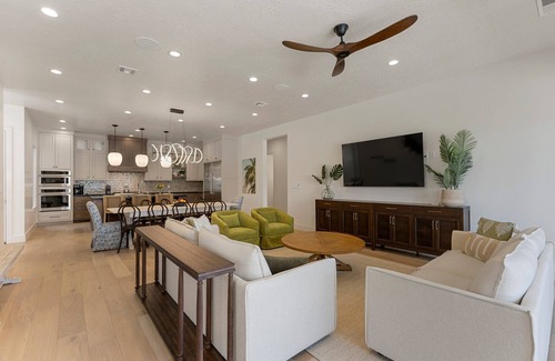 St. George House | Lula Cove: Private Pool! Desert Color Lagoon + Beaches