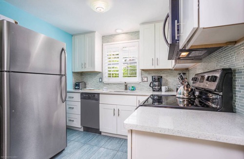 Siesta Key Condo | Lulu's Cozy Beach Cottage #2 | 5 Min. Walk to Beach | Dog OK | Pool | $185 Free Activities Daily!
