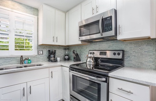 Siesta Key Condo | Lulu's Cozy Beach Cottage #2 | 5 Min. Walk to Beach | Dog OK | Pool | $185 Free Activities Daily!