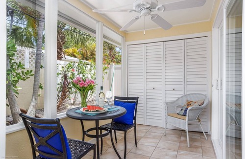 Siesta Key Condo | Lulu's Cozy Beach Cottage #2 | 5 Min. Walk to Beach | Dog OK | Pool | $185 Free Activities Daily!