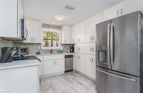 Siesta Key Condo | Lulu's Cozy Beach Cottage #1 | 5 Min. Walk to Beach | Dog Friendly | Pool | $185 Free Activities!
