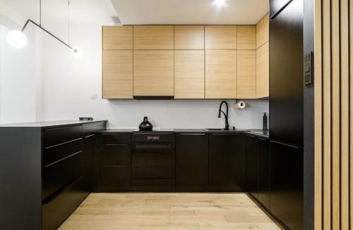 Lodz Apartment | Lumina apartment with balcony overlooking the park
