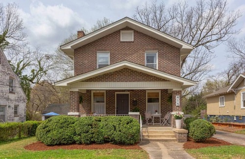 Burlington House | Luminious historic home bursting with color