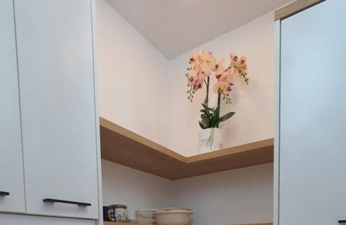 Maini Apartment | Luminous Apartment with Balcony near Budva Riviera