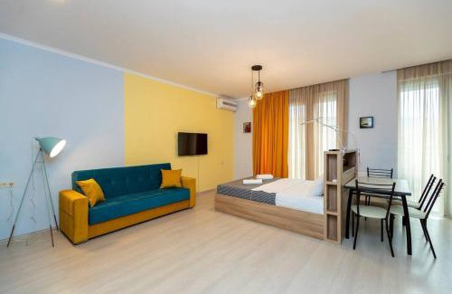 Chugureti Apartment | Luminous Studio with Balcony in Tbilisi - by Wehost