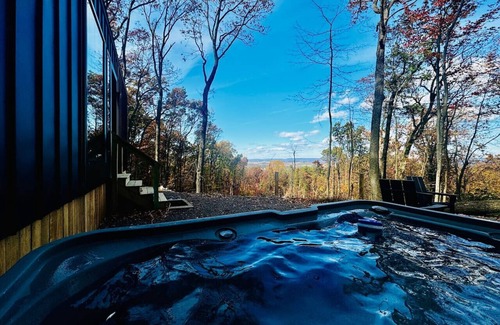 Womelsdorf House | Luna Lookout with hot tub