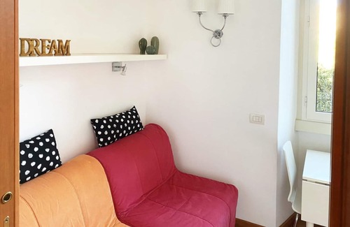Quartiere XI Portuense House | Luna Rossa Guest House Yellow Suite with Jacuzzi and garden view