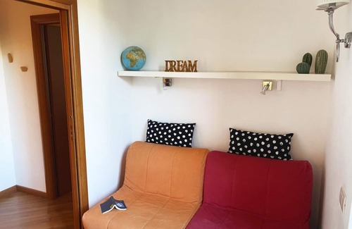 Quartiere XI Portuense House | Luna Rossa Guest House Yellow Suite with Jacuzzi and garden view