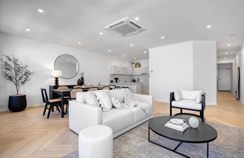 Henley Beach Apartment | Luna's Lookout: Oceanfront, Henley Beach