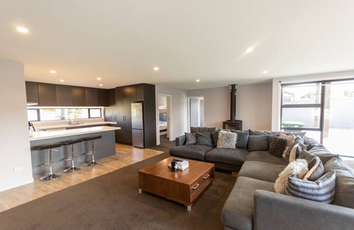 Twizel House | Lupin Lodge, Twizel. FREE WIFI