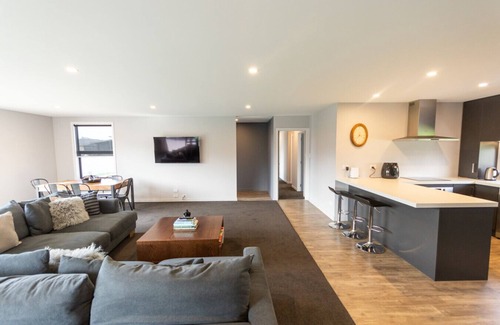Twizel House | Lupin Lodge, Twizel. FREE WIFI