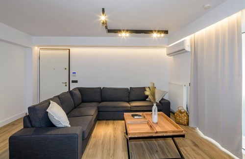 Saronida Apartment | Lush 3bed maisonette flat close to the beach