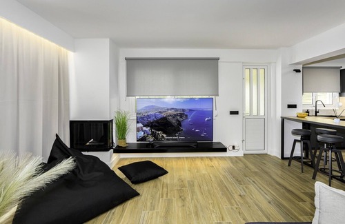Saronida Apartment | Lush 3bed maisonette flat close to the beach