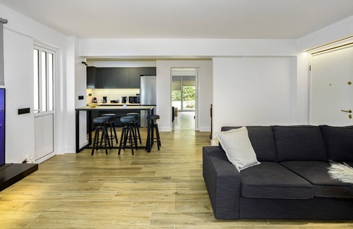 Saronida Apartment | Lush 3bed maisonette flat close to the beach