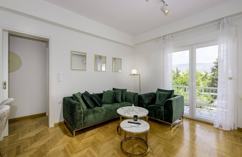Athens City Centre Apartment | Lush Emerald apt. steps from the Acropolis!