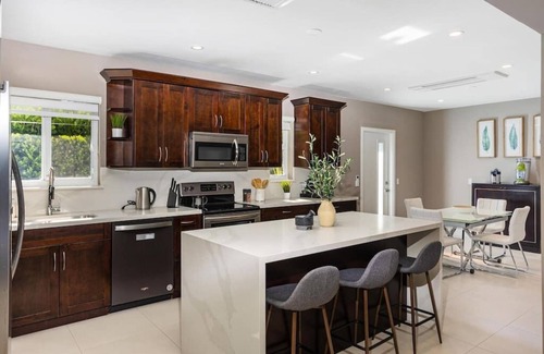 Biscayne Park Villa | Lush Luxury Marvel in Miami w/Pool&Bbq