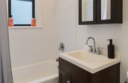 West Lakeview Apartment | Lush Studio Apt Summa