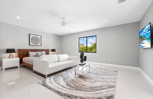 South Miami Villa | Lux 10 Bed&Bath Suite Villa w/Warm Pool & Game Rm