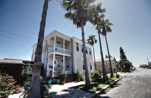 San Jacinto Apartment | Lux 2/1 -Steps 2 BEACH! Huge Living Room ☆ Self Check in ☆ Bikes ☆Grill