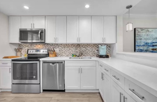 Boca Raton Condo | Lux 2 Bedroom - 2 Bathroom w/Balcony Directly Across from the Beach - Boca Raton