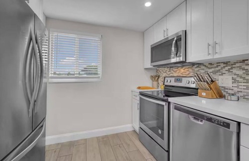 Boca Raton Condo | Lux 2 Bedroom - 2 Bathroom w/Balcony Directly Across from the Beach - Boca Raton