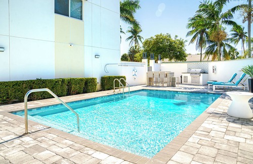 Boca Raton Condo | Lux 2 Bedroom - 2 Bathroom w/Balcony Directly Across from the Beach - Boca Raton