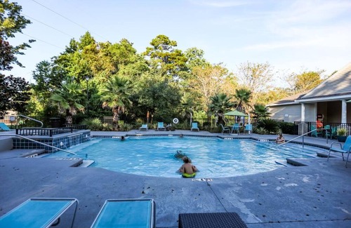 Ferry Pass Apartment | Lux 2BD 2BA minutes from the water