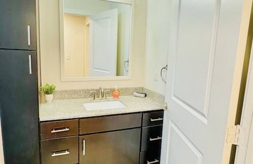 Wetmore Apartment | Lux 2BR 2Mi to Six Flags, La Cantera w/Pool & Gym