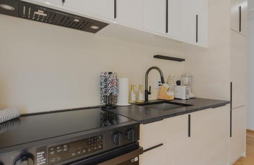 Central-Maverick Square - Paris Street Apartment | Lux 3BD Minutes Walk to Airport