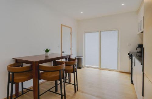 Central-Maverick Square - Paris Street Apartment | Lux 3BD Minutes Walk to Airport