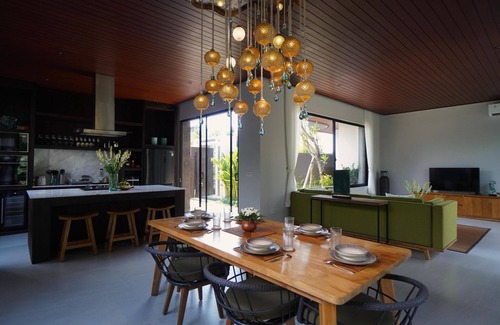 Kemenuh Villa | Lux 3BR villa w/dedicated butler, stunning infinity pool & rice fields view.