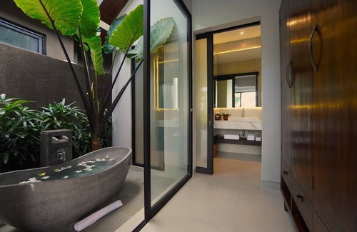 Kemenuh Villa | Lux 3BR villa w/dedicated butler, stunning infinity pool & rice fields view.