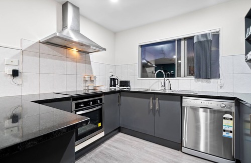 Flat Bush House | Lux 4 bdroom in Manukau with Spa, Patio and Light Breakfast