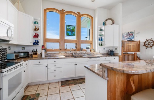 Carova Beach House | Lux 6 bdr, 5.5 bath semi-oceanfront, 4WD area, private pool & great ocean views!