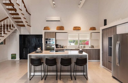 William's Town Villa | Lux Beachfront Villa, 16 ppl, Chef, Boat tours and Massage!