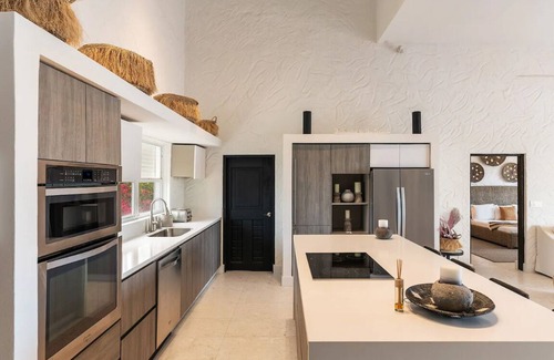 William's Town Villa | Lux Beachfront Villa, 16 ppl, Chef, Boat tours and Massage!