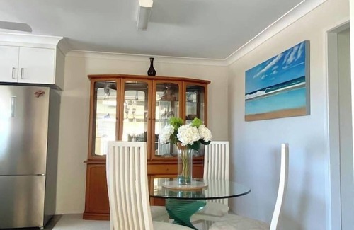 Runaway Bay Apartment | Lux Beds CANAL FRONT Jetty Canoes & 13M Pool