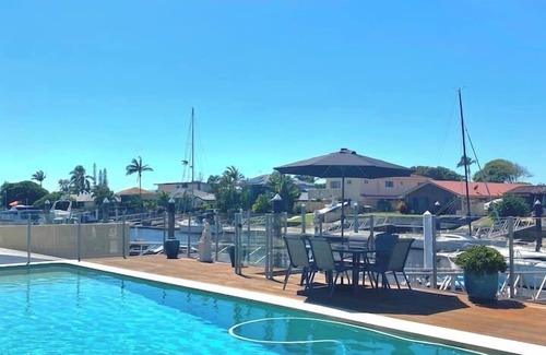 Runaway Bay Apartment | Lux Beds CANAL FRONT Jetty Canoes & 13M Pool