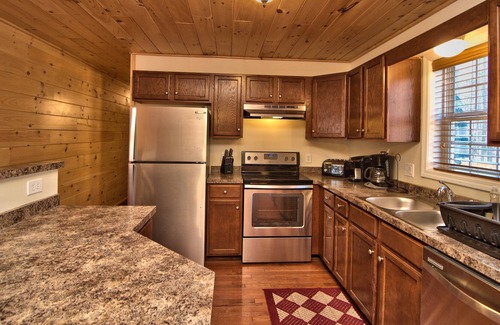 Hickory Hills Cabin | Lux Cabin-5min to SKI SLOPES, BIG game room/Bar, BB Court, HOT TUB, FIRE PIT!