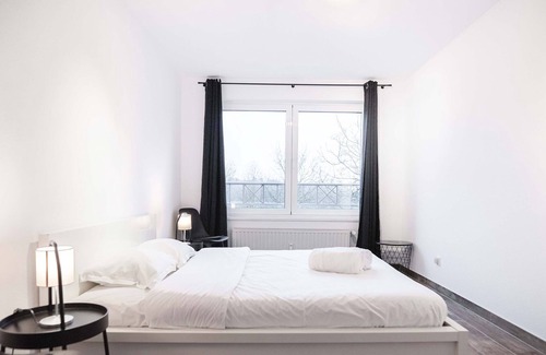 Hamm Apartment | Lux City-Beautiful 1BR Apt w Gdn Balc